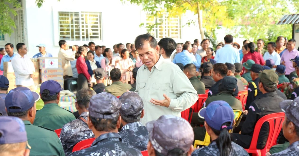 ឯកឧត្តមទេសរដ្ឋមន្ត្រី អ៊ី ឈាន ជួបសំណេះសំណាល និងផ្តល់អំណោយលើកទឹកចិត្ត ដល់មេភូមិ អនុភូមិ សមាជិកភូមិ និងប្រជាការពារភូមិ នៅទូទាំងខេត្តប៉ៃលិន ដើម្បីអបអរសាទរពិធីបុណ្យចូលឆ្នាំថ្មីប្រពៃណីជាតិខ្មែរនាពេលខាងមុខ