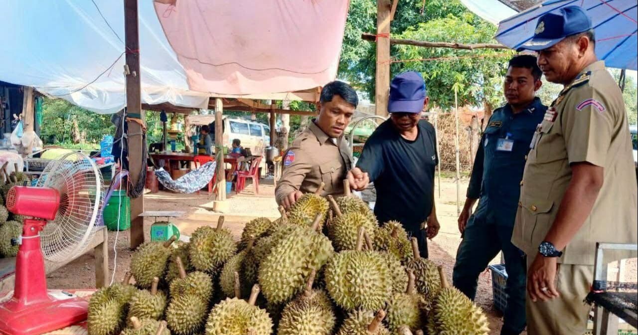 អាជ្ញាធរស្រុកសំឡូត ចុះស្រាវជ្រាវបន្ទាន់ក្រោយមានការសង្ស័យនាំចូលទុរេនពីក្រៅ ដើម្បីបន្លំលក់ជា «ទុរេនសំឡូត»