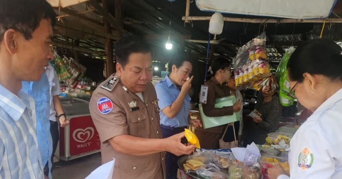 រដ្ឋបាលក្រុងក្រចេះ ចុះពិនិត្យអនាម័យ បរិស្ថាន និងការលក់ដូរចំណីអាហារ នៅសាលាបឋមសិក្សាកាប៉ូ និងអនុវិទ្យាល័យកាប៉ូ សង្កាត់អូរប្ញស្សី ក្រុងក្រចេះ