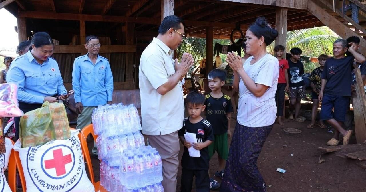 ក្រុមគ្រួសា សពប្រជាពលរដ្ឋ ដែលរងគ្រោះដោយឧបទ្ទវហេតុរន្ទះបាញ់ នៅស្រុកបរកែវ បានទទួលអំណោយមនុស្សធម៌ពីសាខា សាខាកាកបាទក្រហមកម្ពុជា ខេត្តរតនគិរី