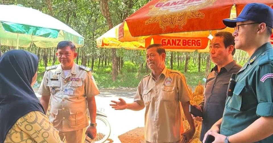 អាជ្ញាធរ ចុះណែនាំ និងធ្វើកិច្ចសន្យា ដល់អាជីវករលក់ដូរទុរេន ៨ទីតាំង នៅក្នុងភូមិសាស្ត្របែកអន្លូង ស្រុកស្ទឹងត្រង់