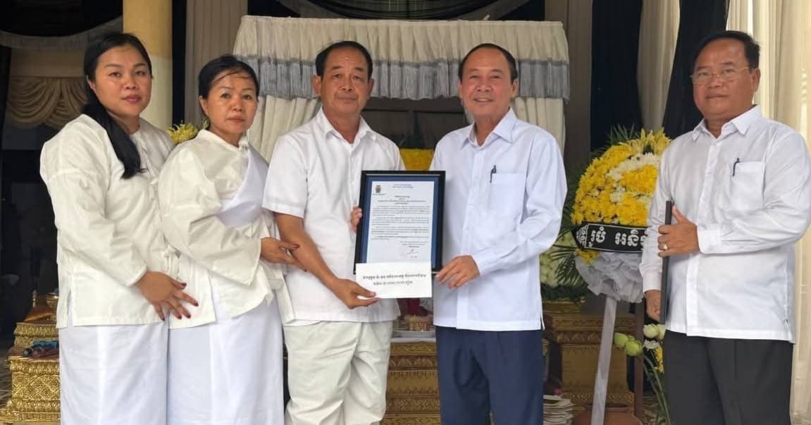 ឯកឧត្តម វ៉ា ថន អភិបាលខេត្តក្រចេះ អញ្ជើញគោរពវិញ្ញាណក្ខន្ធ និងចូលរួមរំលែកទុក្ខសពលោក ស្វាយ ខុន អតីតសមាជិកក្រុមប្រឹក្សាក្រុងក្រចេះ
