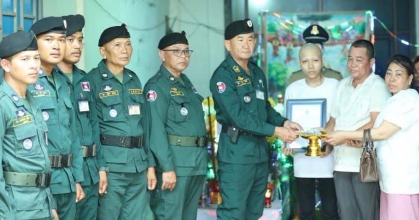 លោកឧត្ដមសេនីយ៍ត្រី សឿម សារិទ្ធ បានចាត់តំណាងនាំយកថវិការរបស់សមាគមមិត្តនគរបាលជាតិកម្ពុជា ទៅប្រគល់ជូនតំណាងគ្រួសារសពលោកស្រីអនុសេនីយ៍ទោ នី ណារ៉ុង និងលោកពលបាលត្រី ឈុន សុហេង