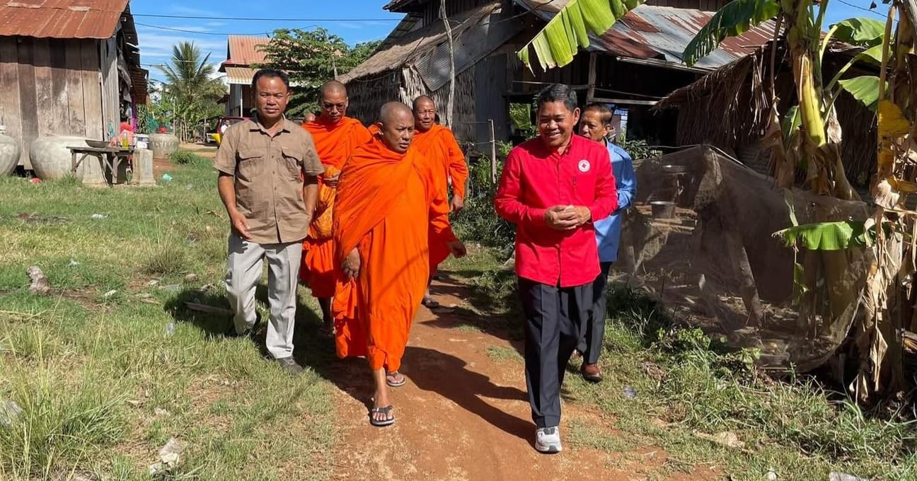 ប្រធានកិត្តិយសអនុសាខាកាកបាទក្រហមកម្ពុជាស្រុកត្រាំកក់ បានអញ្ជើញចុះសួរសុខទុក្ខ និងនាំយកអំណោយមនុស្សធម៌ទៅចែកជូនដល់គ្រួសារប្រជាពលរដ្ឋ ដែលរងផលប៉ះពាល់យ៉ាងធ្ងន់ធ្ងរដោយសារគ្រោះធម្មជាតិខ្យល់កន្រ្តាក់