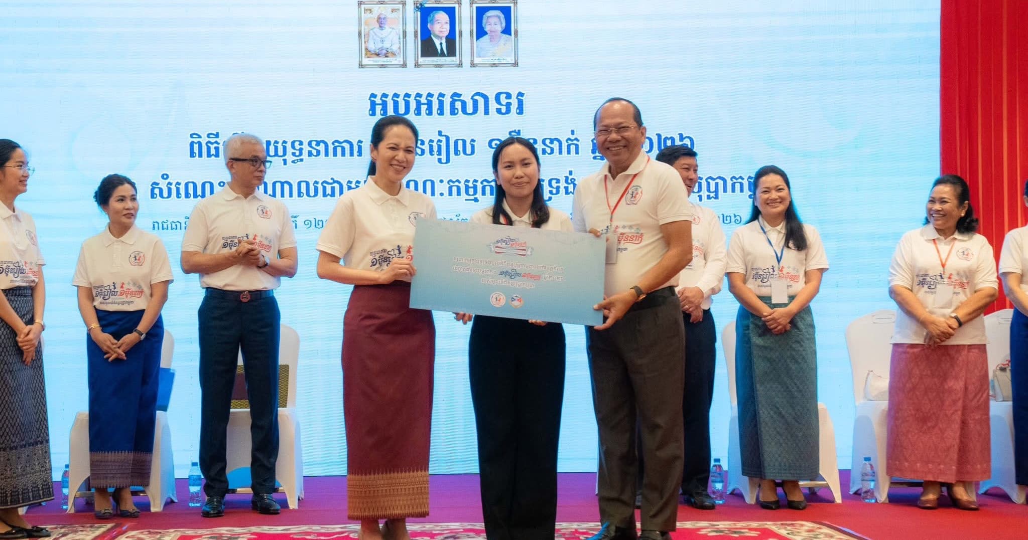 អភិបាលខេត្តកំពតចូលរួមបរិច្ចាគថវិកាផ្ទាល់ខ្លួន និងការចូលរួមពីមន្ត្រីរាជការទូទាំងខេត្តចំនួន ១២៣,៤៥៦,៧០០ រៀលក្នុងយុទ្ធនាការ «១ម៉ឺនរៀល ១ម៉ឺននាក់»
