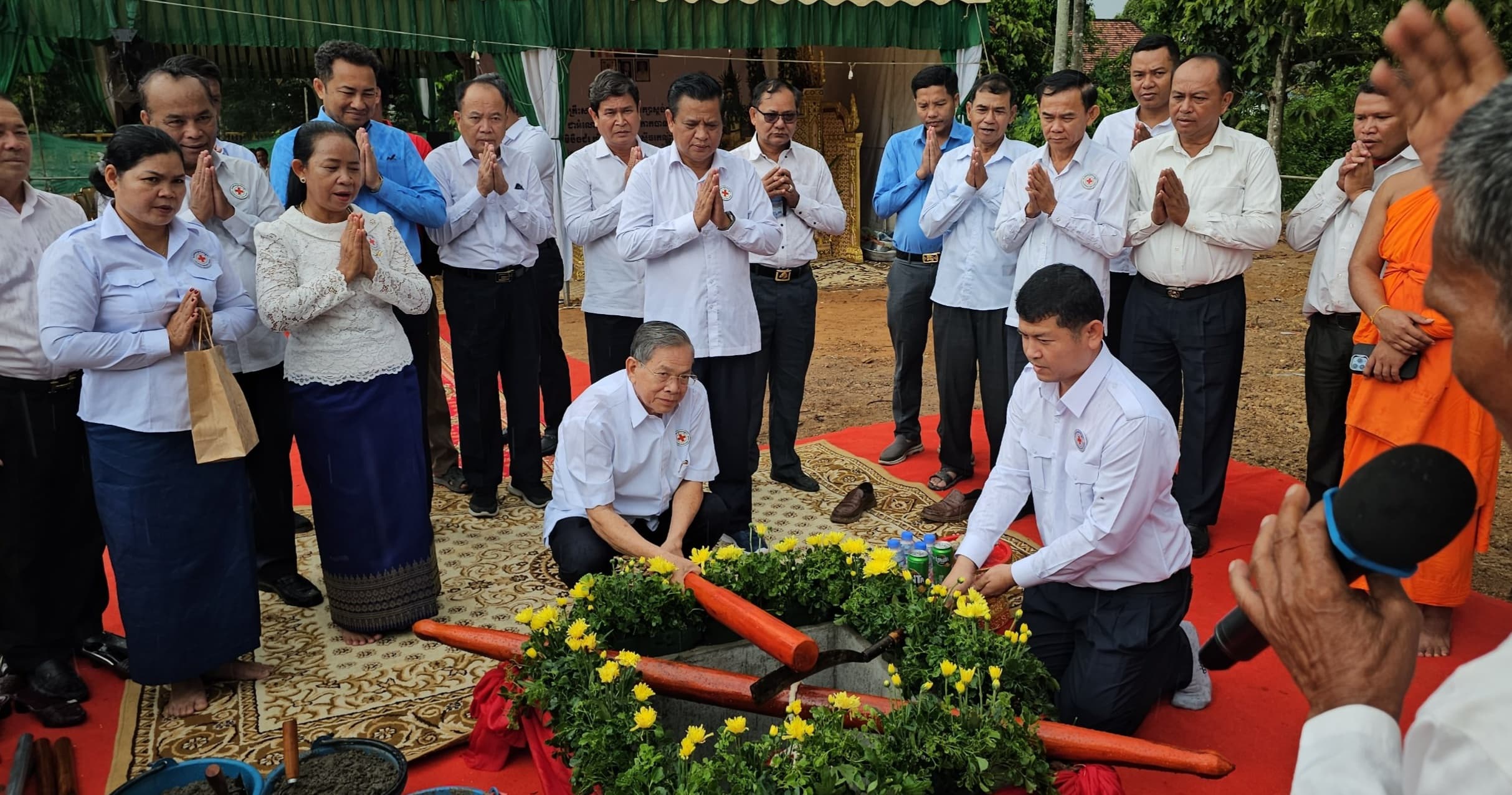 ពិធីបញ្ចុះបឋមសិលា និងបុកគ្រឹះសាងសង់មត្តេយ្យសិក្សាស្ដង់ដារ ១ ខ្នង ស្មើនឹង ៤ បន្ទប់ ដែលជាអំណោយរបស់សាខាកាកបាទក្រហមកម្ពុជាខេត្តព្រៃវែង ជាគម្រោងអគារទី៣ នៅសាលាបឋមសិក្សាបឹងជ័រ ស្រុកស៊ីធរកណ្ដាល