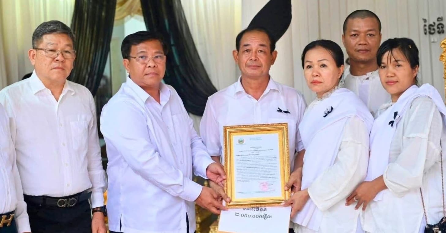 ឯកឧត្តម គង់ គឹមនី អភិបាលខេត្តមណ្ឌលគិរី បានអញ្ជើញដឹកនាំគណៈប្រតិភូថ្នាក់ដឹកនាំខេត្ត គោរពវិញ្ញាណក្ខន្ធឧបាសក ស្វាយ ខុន ត្រូវជាឪពុកក្មេករបស់ ឯកឧត្តម ហង្ស ចាន់ឌី អភិបាលរងខេត្តក្រចេះ
