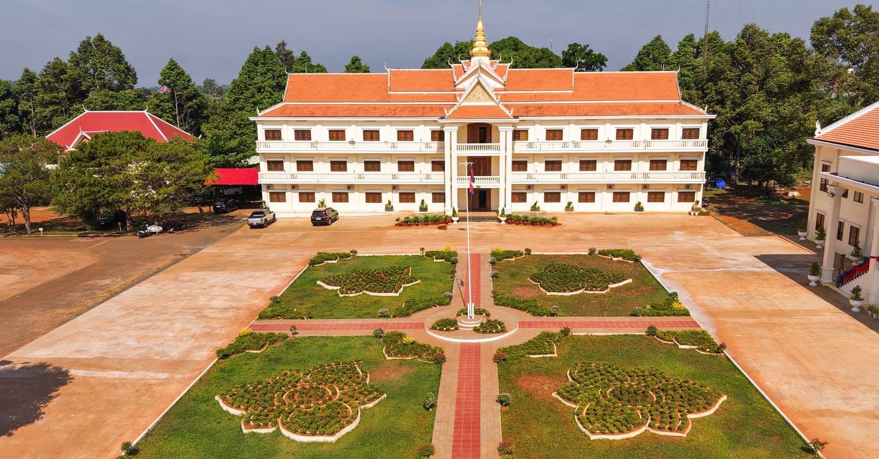 ពិតជាប្លែកភ្នែក និងស្អាតខ្លាំងណាស់! ទិដ្ឋភាពពីលើអាកាស នៃសួនច្បារ អគាររដ្ឋបាលនៃសាលាខេត្តមណ្ឌលគិរី