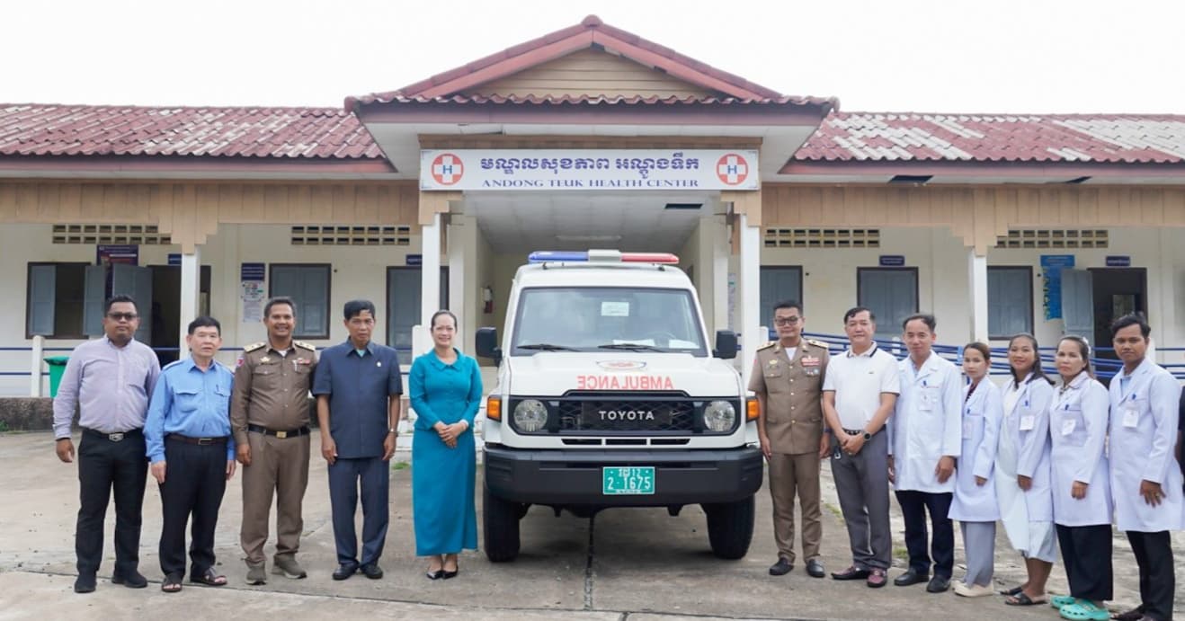 លោកជំទាវ ឈី វ៉ា អភិបាល នៃគណៈអភិបាលខេត្តកោះកុង បានអញ្ជើញប្រគល់ រថយន្ត Ambulance ១ គ្រឿង ជូនមណ្ឌលសុខភាពអណ្តូងទឹក ដែលជាហិរញ្ញប្បទានបន្ថែមធនាគារអភិវឌ្ឍន៍អាស៊ី(គម្រោងទប់ស្កាត់ និងបង្ការជំងឺឆ្លងក្នុងមហាអនុតំបន់មេគង្គ)