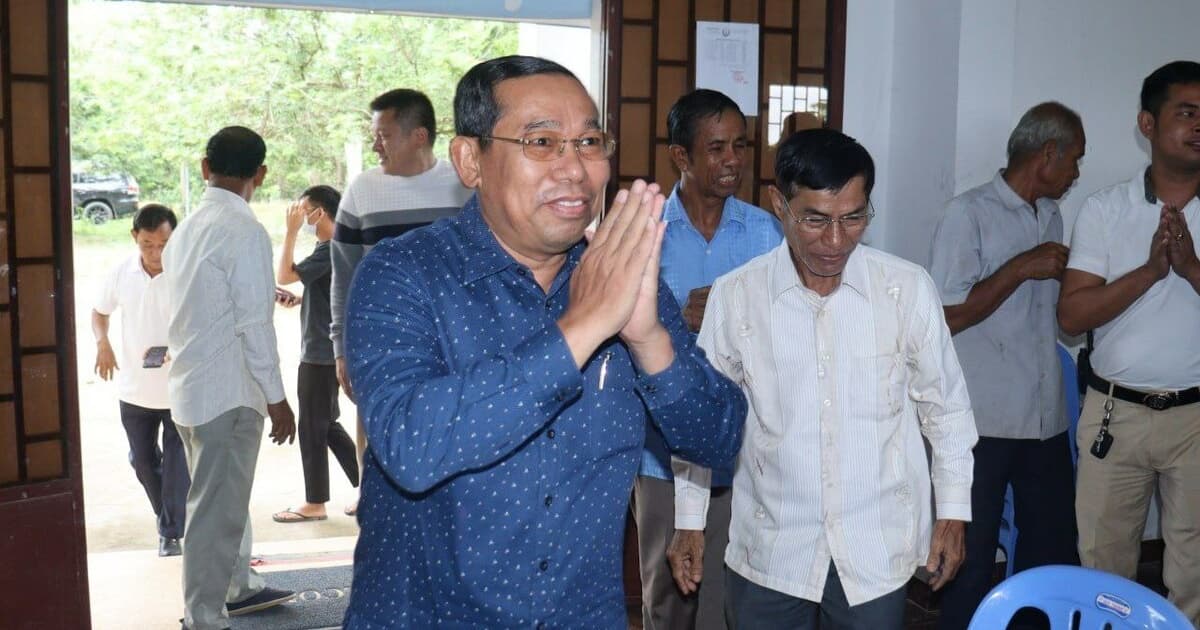 ឯកឧត្តម អ៊ូច ភា អភិបាលខេត្តតាកែវ ចុះជួបសំណេះសំណាលតាមតូបលក់ដូរជាមួយបងប្អូនអាជីវករនៅផ្សារអង្គតាសោម ស្រុកត្រាំកក់