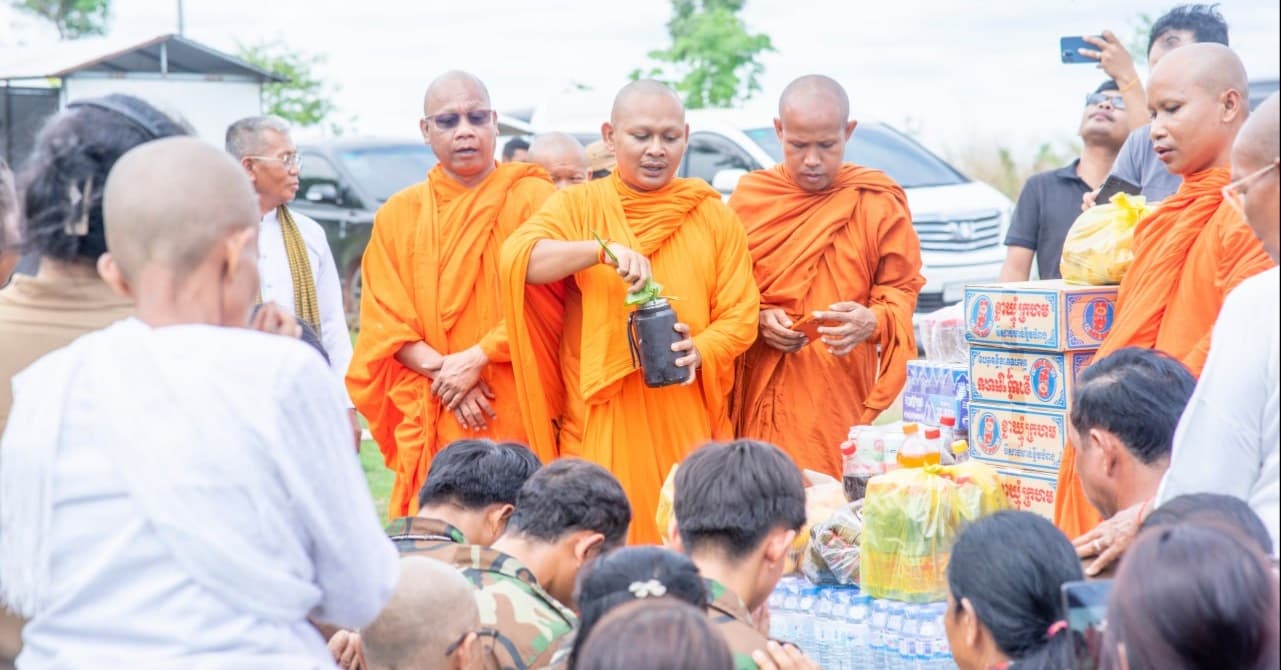 ព្រះសង្ឃ និងសប្បុរសជនក្នុងស្រុកសូទ្រនិគម នាំយកគ្រឿងឧបភោគបរិភោគ ប្រគល់ជូនកងទ័ពជួរមុខការពារព្រំដែនខេត្តព្រះវិហារ