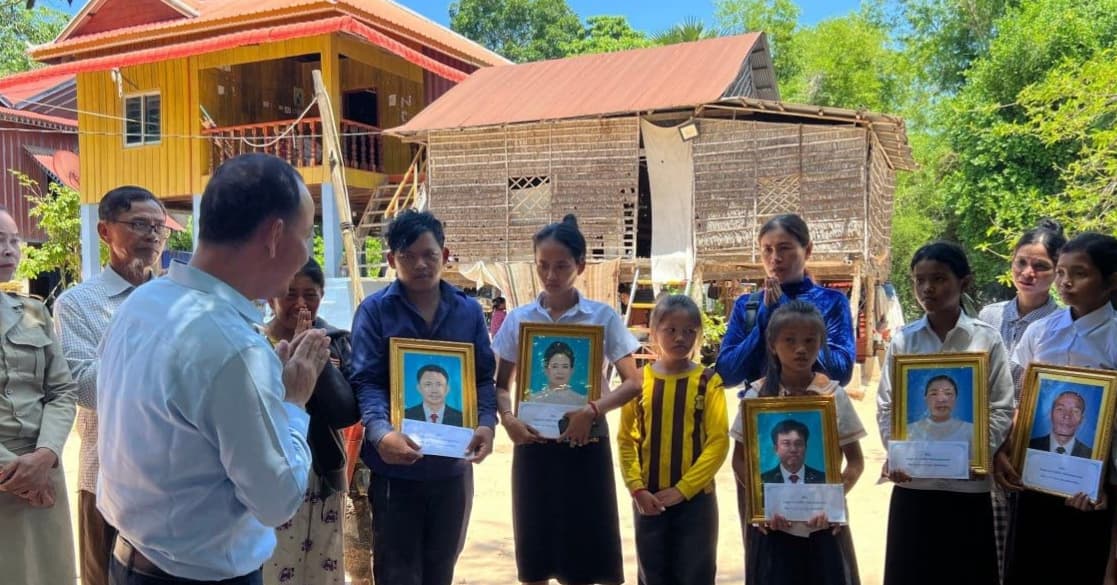 អភិបាលស្រុកកំពង់ត្របែក នាំយកថវិកាឧបត្ថម្ភរបស់ឯកឧត្តម ប៉េង ពោធិ៍សា ជូនគ្រួសារសពជនរងគ្រោះ ៥នាក់ ក្នុងគ្រោះថ្នាក់ចរាចរណ៍