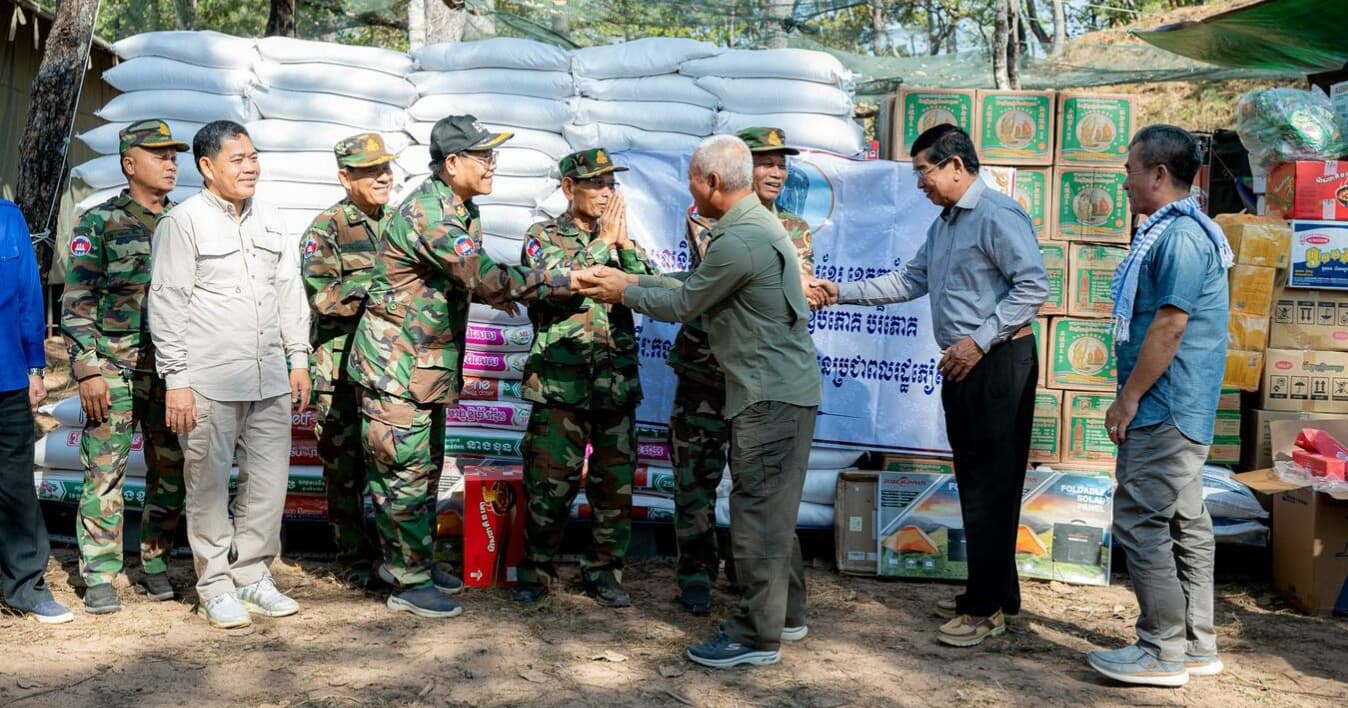 រដ្ឋបាលខេត្តតាកែវ នាំយកអំណោយ "មូលនិធិបេះដូងមហាគ្រួសារខ្មែរ" ជូនដល់កងទ័ពជួរមុខ និងប្រជាពលរដ្ឋនៅខេត្តព្រះវិហារ
