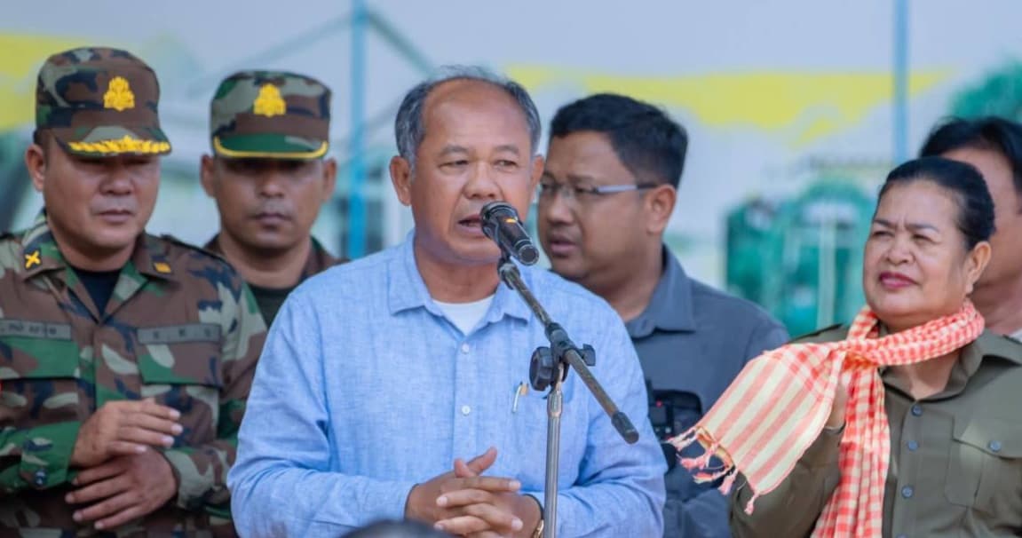 ឯកឧត្តម អ៊ុំ រាត្រី អភិបាលខេត្តបន្ទាយមានជ័យ បាននាំយកអំណោយរបស់សម្ដេចមហាបវរធិបតី ហ៊ុន ម៉ាណែត រដ្ឋមន្ត្រីនៃព្រះរាជាណាចក្រកម្ពុជា និងលោកជំទាវ