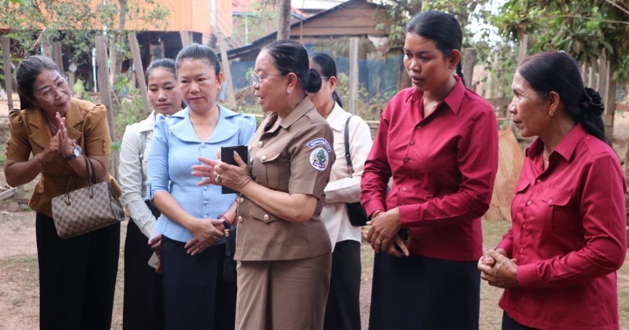 គណៈកម្មាធិការពិគ្រោះយោបល់ស្រ្តី និងកុមារខេត្តកំពង់ធំ និងអង្គការសង្រ្គោះជនទុរគត និងមនុស្សចាស់ អញ្ជើញចុះសួរសុខទុក្ខ នាំយកអំណោយប្រគល់ជូនគ្រួសារដែលមានជីវភាពខ្វះខាត០៣គ្រួសារ នៅស្រុកប្រាសាទបល្ល័ង្ក