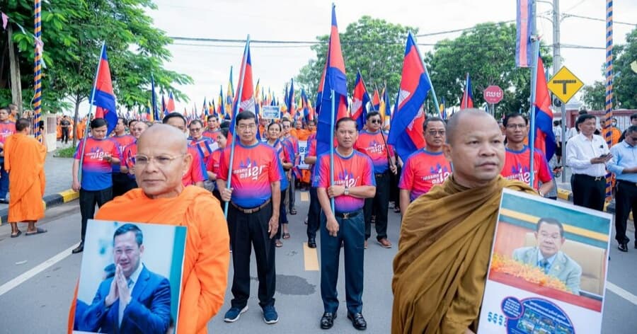 ថ្នាក់ដឹកនាំខេត្តតាកែវ ព្រះសង្ឈ សិស្សានុសិស្ស និងប្រជាពលរដ្ឋជាង ១ម៉ឺននាក់ ចូលរួមធម្មយាត្រាសន្តិភាព និងទាមទាឱ្យថៃដោះលែងទាហ៊ានកម្ពុជា ១៨នាក់