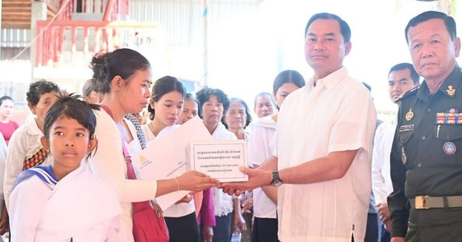 អភិបាលខេត្តកំពង់ស្ពឺ បានអញ្ជើញចុះសួរសុខទុក្ខ និងនាំយកសារលិខិតរំលែកទុក្ខរបស់សម្តេចមហាបវរធិបតី ហ៊ុន ម៉ាណែត នាយករដ្ឋមន្ត្រីនៃព្រះរាជាណាចក្រកម្ពុជាទៅកាន់គ្រួសារសពវីរកងទ័ព