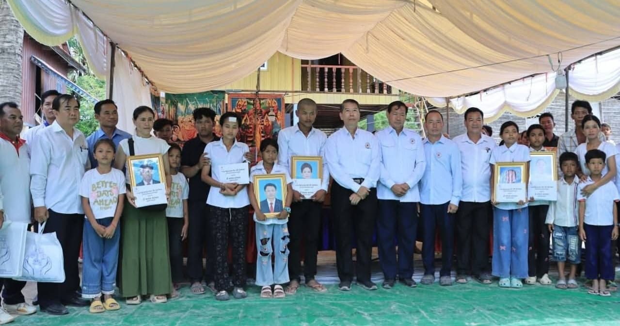 កាកបាទក្រហមកម្ពុជា និងសាខាកាកបាទក្រហមកម្ពុជា ខេត្តព្រៃវែង បានបន្តចូលរួមរំលែកទុក្ខយ៉ាងក្រៀមក្រំបំផុតចំនួន ៣គ្រួសារ ដែលបានស្លាប់ ៥ នាក់ និងកម្មការិនីរងរបួស ៣៩នាក់ ក្នុងហេតុការណ៍គ្រោះថ្នាក់ចរាចរណ៍នៅខេត្តស្វាយរៀង