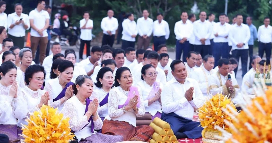 ឯកឧត្តម មាន ចាន់យ៉ាដា អញ្ជើញអមដំណើរ សម្តេចកិត្តិសង្គហបណ្ឌិត ម៉ែន សំអន ក្នុងពិធីសម្ពោធរង្វង់មូលព្រះវិស្ណុគង់លើគ្រុឌ នៅខេត្តសៀមរាប