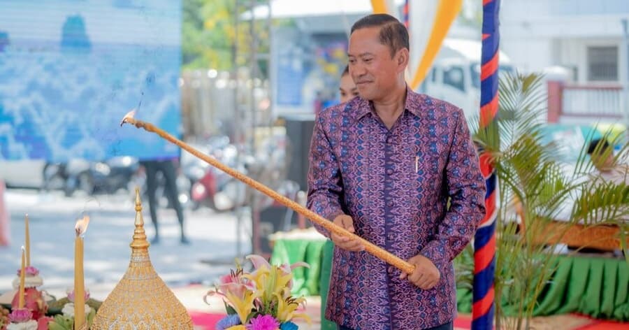 ឯកឧត្តម វ៉ី សំណាង អភិបាលខេត្តតាកែវ ដឹកនាំមន្ត្រីរាជ ការរៀបចំពិធីទទួលទេវតាឆ្នាំថ្មី នៅមាត់បឹងតាកែវ