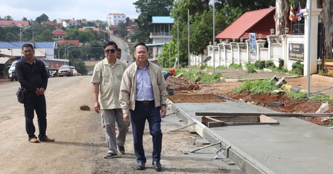 អភិបាលខេត្តមណ្ឌលគិរី អញ្ជើញចុះត្រួតពិនិត្យការសាងសង់ហេដ្ឋារចនាសម្ព័ន្ធនានា នៅក្រុងសែនមនោរម្យ