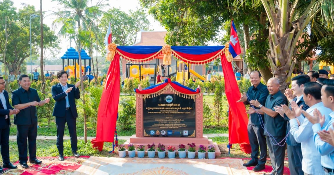 ឯកឧត្តមរដ្ឋមន្រ្តី ជា វ៉ាន់ដេត និងលោក NAGASE Kensuke (ណាហ្គាសិ កេនស៊ូកិ) អនុប្រធានបេសកកម្មនៃស្ថានទូតជប៉ុនប្រចាំកម្ពុជា បានអញ្ជើញជាអធិបតីដ៏ខ្ពង់ខ្ពស់ក្នុងពិធីសម្ពោធដាក់ឱ្យប្រើប្រាស់ជាផ្លូវការ “អគារពហុបំណងនិងហេដ្ឋារចនាសម្ព័ន្ធពាក់ព័ន្ធ” ដែលជាសមិទ្ធផលរបស់គម្រោងស្តារវិស័យទេសចរណ៍សហគមន៍ពីវិបត្តិកូវីដ-១៩