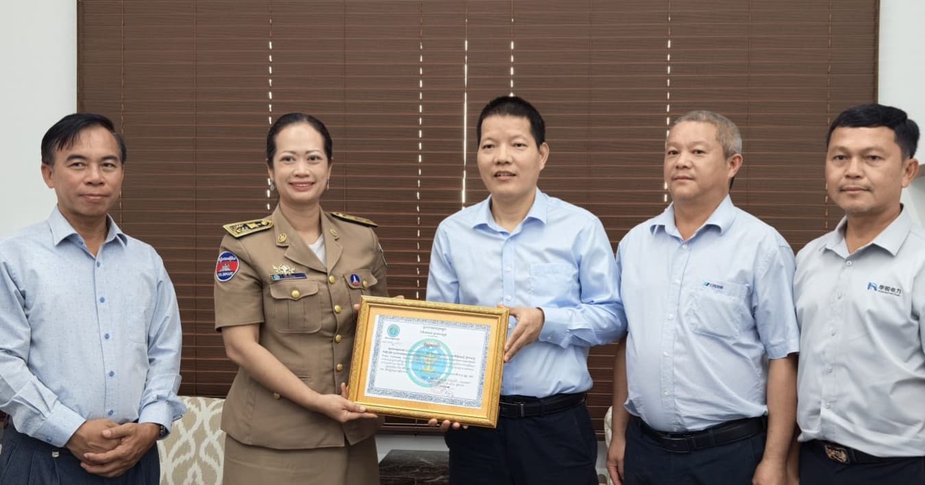 លោកជំទាវ ឈី វ៉ា អភិបាល នៃគណៈអភិបាលខេត្តកោះកុង បានប្រគល់លិខិតសរសើរ ជូនក្រុមហ៊ុន ឆាយណា ហ៊រទាន ឡូវើរស្ទឹងឫស្សីជ្រុំ ហាយដ្រូ-អេឡិចទ្រីក ប្រដេក(ខេមបូឌា) ខមភេនី លីមីធីត (China Huadian Lower Stung Russei Chrum Hydro-Electric Project (Cambodia) Company Limited) ដែលបានចូលរួមយ៉ាងសកម្ម ក្នុងការជួយការងារសង្គម ព្រមទាំងលើកកម្ពស់វិស័យអប់រំ យុវជន និងកីឡា នៅខេត្តកោះកុង
