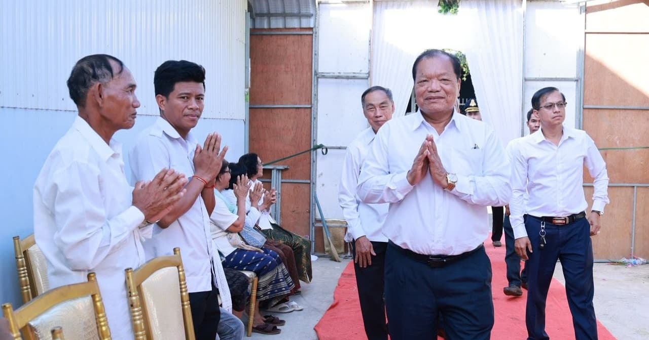 ប្រតិភូខេត្តកណ្តាល អញ្ជើញគោរពវិញ្ញាណក្ខន្ធសពលោកពលបាលទោ ផុន ច័ន្ទរិទ្ធ នាយទាហាន នៃកងដឹកជញ្ជូន៩១១ នៅសមរភូមិមុខតំបន់ប្រាសាទព្រះវិហារ បានទទួលមរណភាព ដោយគ្រោះថ្នាក់ចរាចរណ៍ ស្ថិតនៅស្រុកពញាឮ