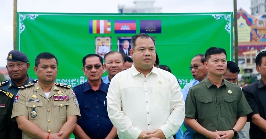 អភិបាលខេត្តស្ទឹងត្រែង នាំយកអំណោយសម្តេចមហាបវរធិបតី និងលោកជំទាវបណ្ឌិត ចែកជូនប្រជាពលរដ្ឋងាយរងគ្រោះចំនួន ៣៣២គ្រួសារ
