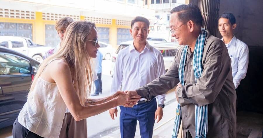 តារាហូលីវូដ Angelina Jolie អញ្ជើញពិនិត្យអគារមហោស្រពប្រាសាទមាស និងរោងភាពយន្តបាត់ដំបង នៅក្រុងបាត់ដំបង