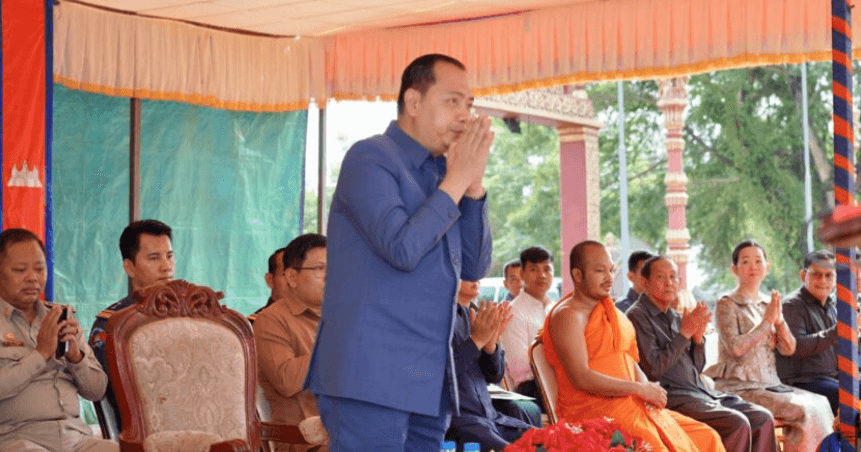 ឯកឧត្តម រដ្ឋមន្ត្រី នេត្រ ភក្ត្រា អញ្ជើញចែកវិញ្ញាបនបត្រសម្គាល់ម្ចាស់អចលនវត្ថុជូនប្រជាពលរដ្ឋដែលមានក្បាលដី ស្ថិតនៅឃុំពង្រ ស្រុកឆ្លូង ខេត្តក្រចេះ
