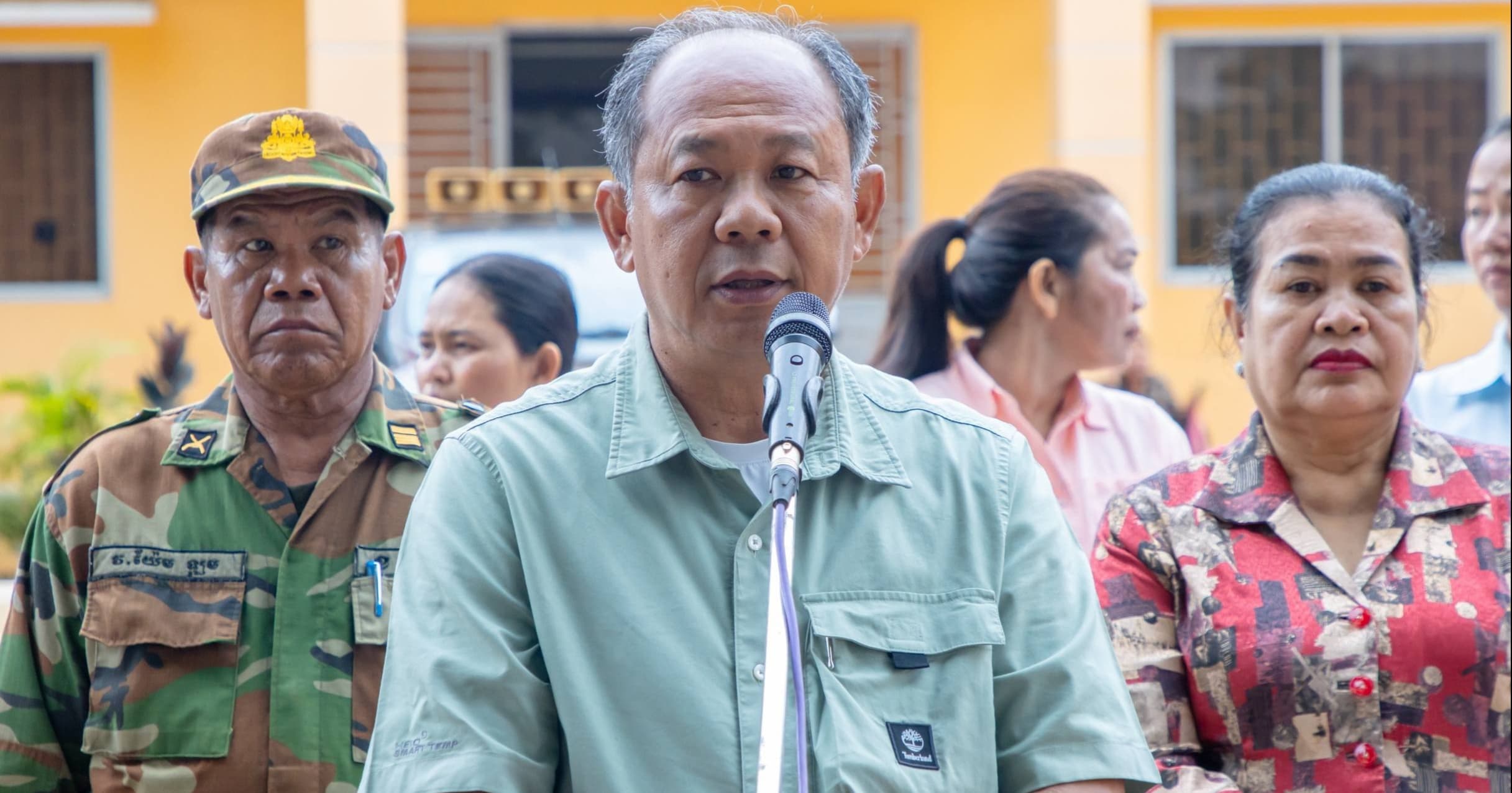 អភិបាលខេត្តបន្ទាយមានជ័យ នាំយកអំណោយរបស់សម្តេចធិបតី ហ៊ុន ម៉ាណែត ជូនគ្រួសារកងទ័ពជិត ៣០០គ្រួសារ