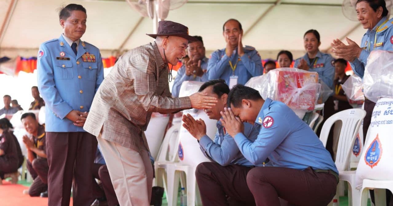 ជាតិ ព្រះមហាក្សត្រ ព្រះមហាក្សត្រ យាងសួរសុខទុក្ខមន្ត្រី CMAC ជិត១៩០០នាក់នៅកំពង់ឆ្នាំង