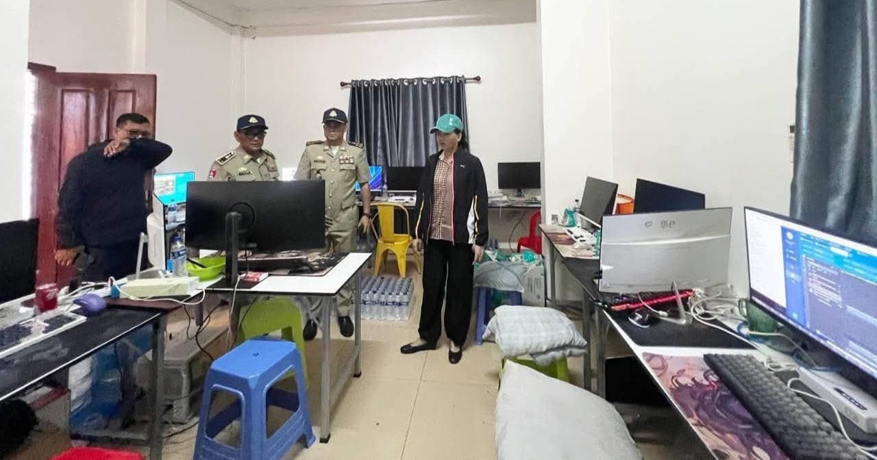 ប្រធានគណៈបញ្ជាការឯកភាពខេត្តប៉ៃលិន បន្តប្រតិបត្តិការចុះត្រួតពិនិត្យទីតាំង ដែលសង្ស័យលួចប្រព្រឹត្តបទល្មើស Online Scams ដោយឃាត់ខ្លួនជនបរទេសមួយចំនួន រួមទាំងវត្ថុតាង