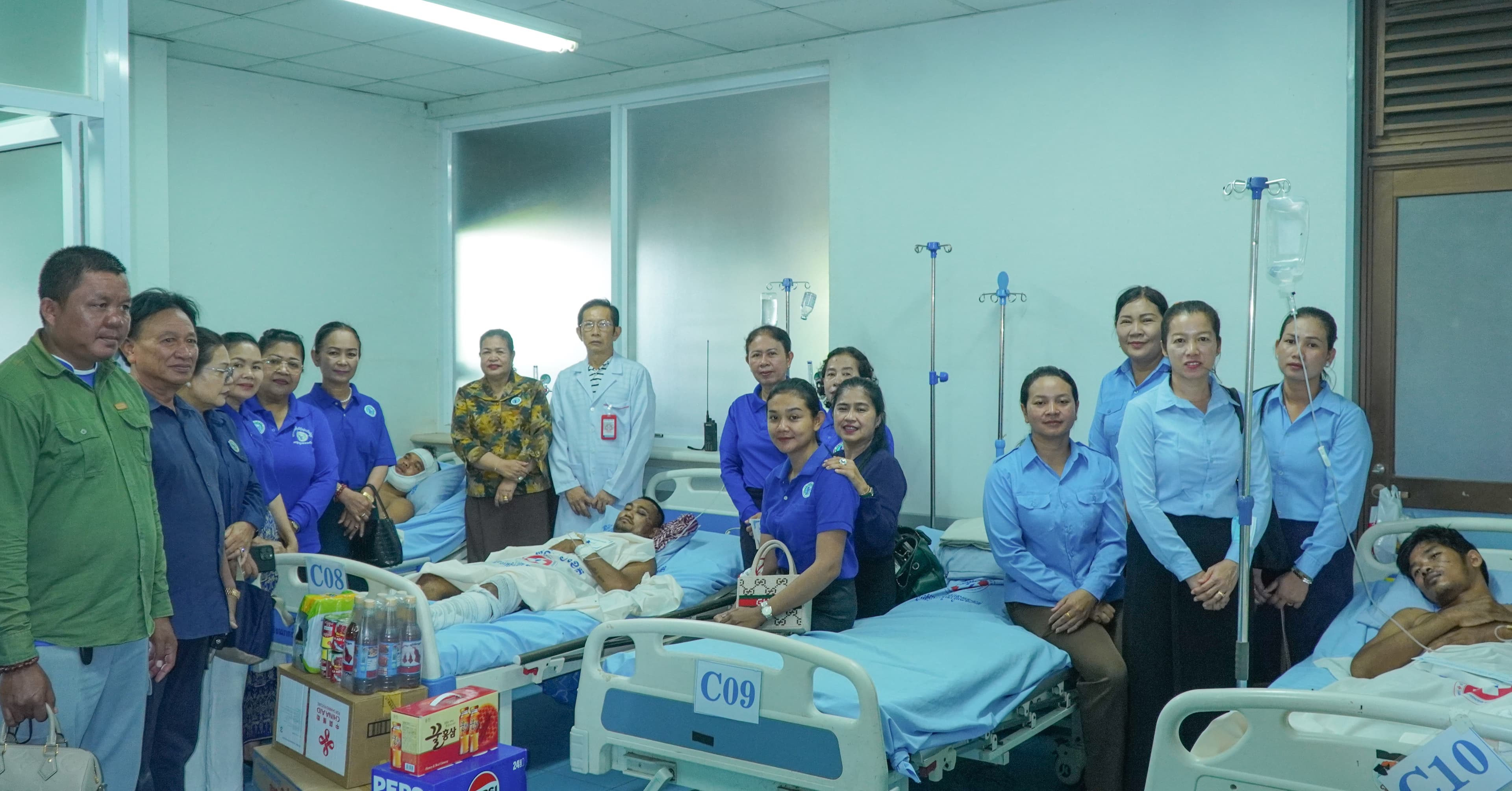 លោកជំទាវ ជ័យ ណារី អ៊ុំ រាត្រី អញ្ជើញសួរសុខទុក្ខ និងនាំយកអំណោយឧបត្ថម្ភជូនកងទ័ពជួរមុខ និងអ្នកជំងឺ សម្រាកព្យាបាលនៅមន្ទីរពេទ្យមិត្តភាពកម្ពុជា-ជប៉ុន មង្គលបូរី