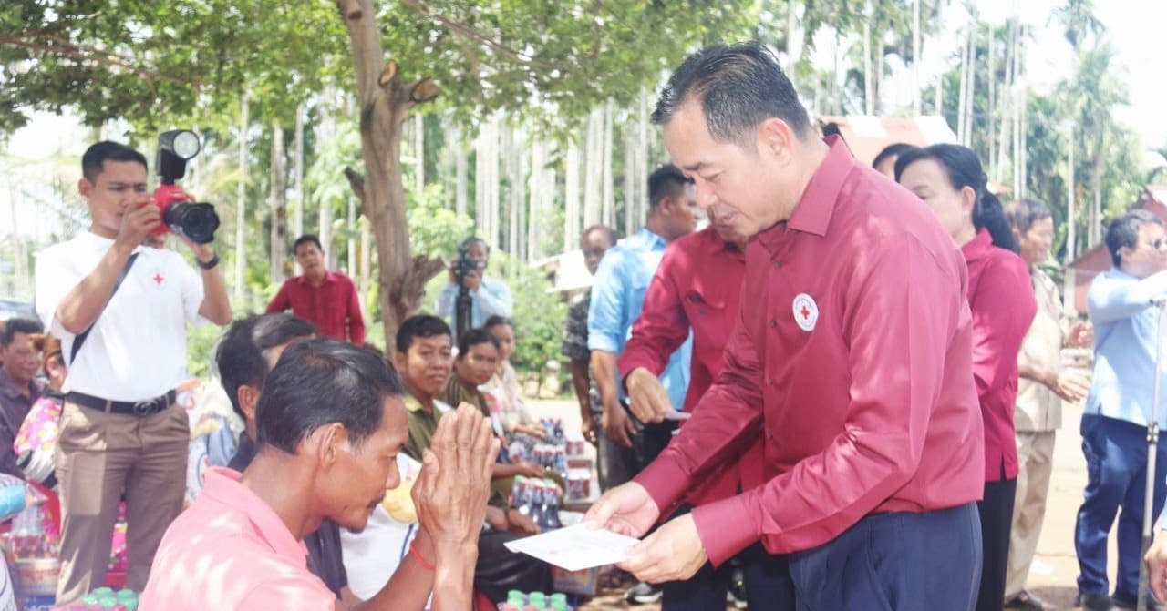ប្រធានសាខាកាកបាទក្រហមខេត្តកំពង់ចាម នាំអំណោយសម្ដេច កិត្តិព្រឹទ្ធបណ្ឌិត ផ្ដល់ជូនពលរដ្ឋរងគ្រោះ ដោយខ្យល់កន្ត្រាក់ ៣៥គ្រួសារ ក្នុង ស្រុកចំការលើ