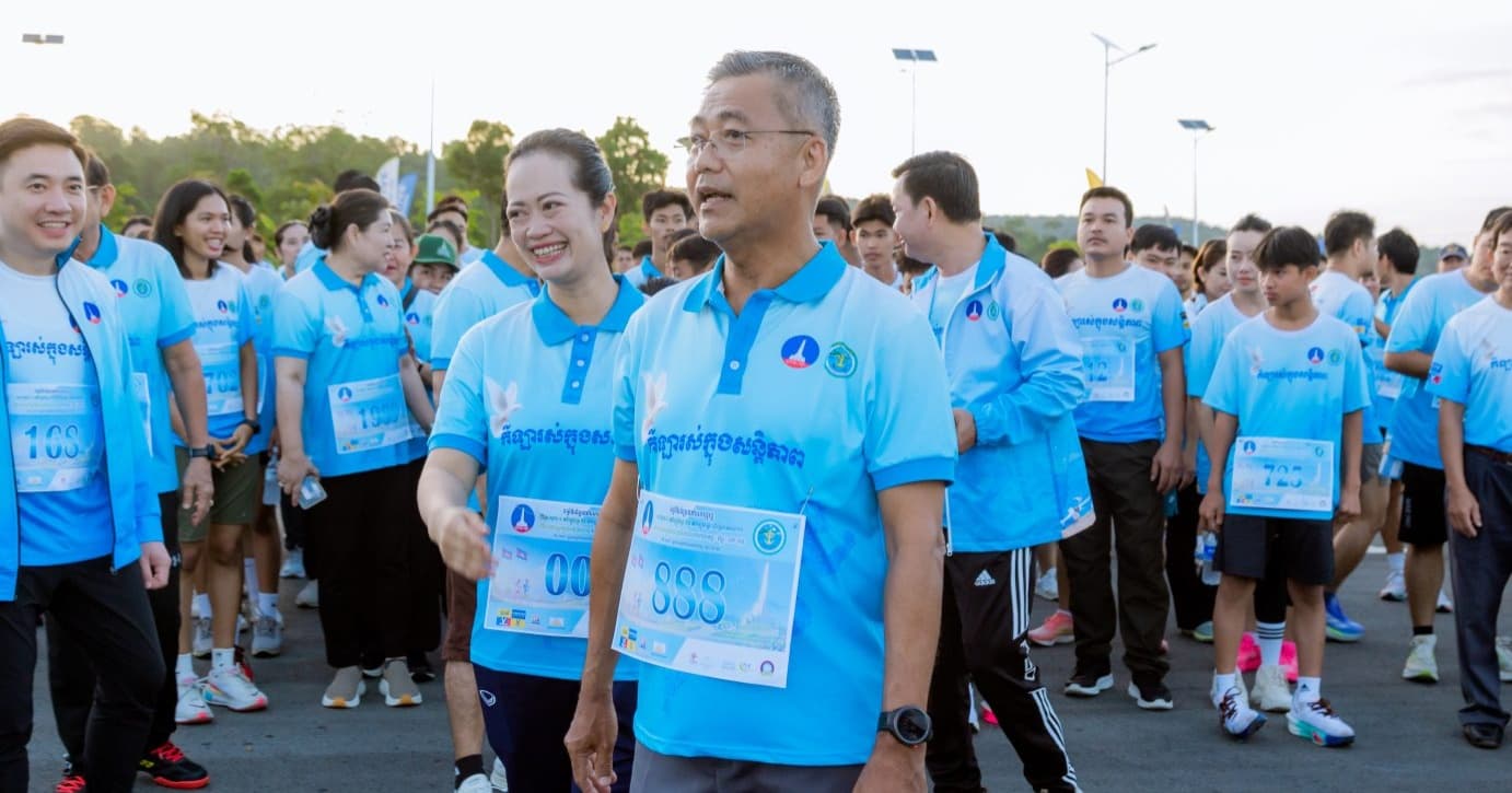លោកជំទាវ ឈី វ៉ា អភិបាល នៃគណៈអភិបាលខេត្តកោះកុង បានអញ្ជើញស្វាគមន៍ឯកឧត្តម នាយឧត្តមសេនីយ៍ ប៊ុន លើត រដ្ឋលេខាធិការ ក្រសួងការពារជាតិ និងជាប្រធានគណៈកម្មការអន្តរក្រសួង ក្នុងពិធីក្នុងកម្មវិធីរត់ប្រណាំង អបអរសាទរពិធីសម្ពោធដាក់ឱ្យប្រើប្រាស់ជាផ្លូវការ ស្តូបអនុស្សាវរីយ៍នយោបាយឈ្នះ ឈ្នះ កោះកុង